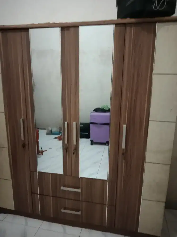 Lemari 4 pintu berkaca bekas