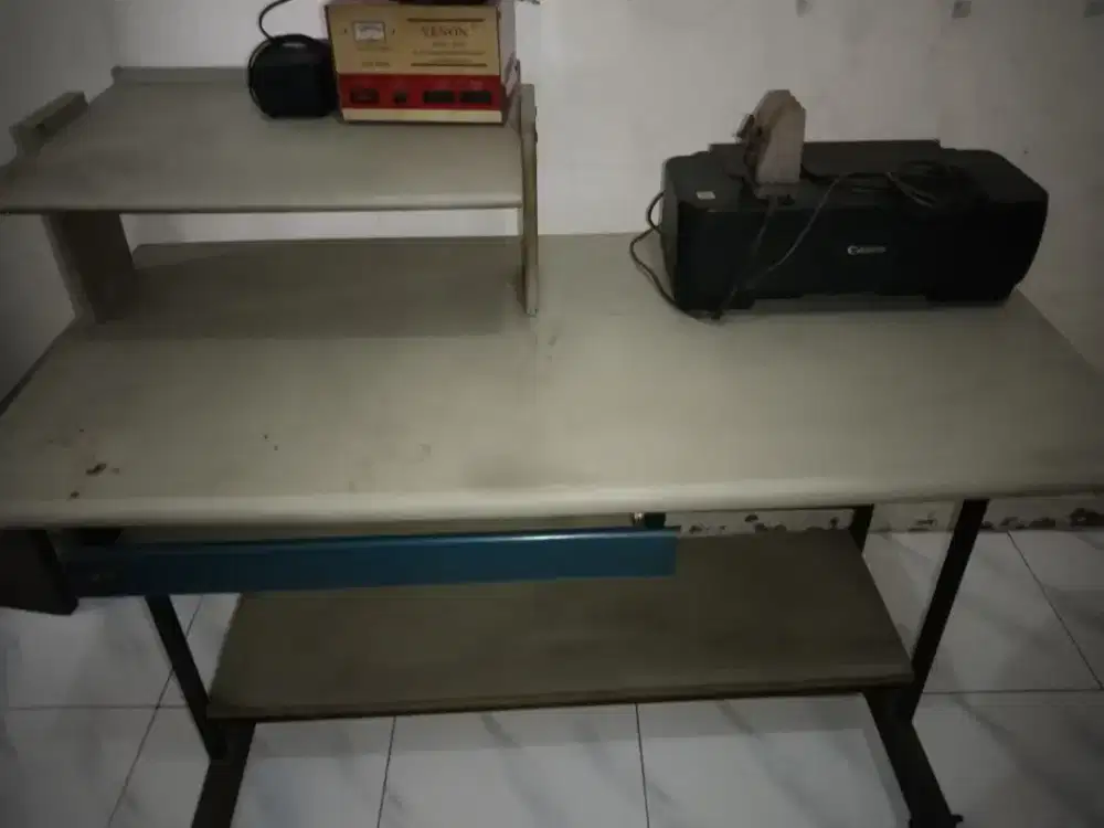 Meja komputer bekas