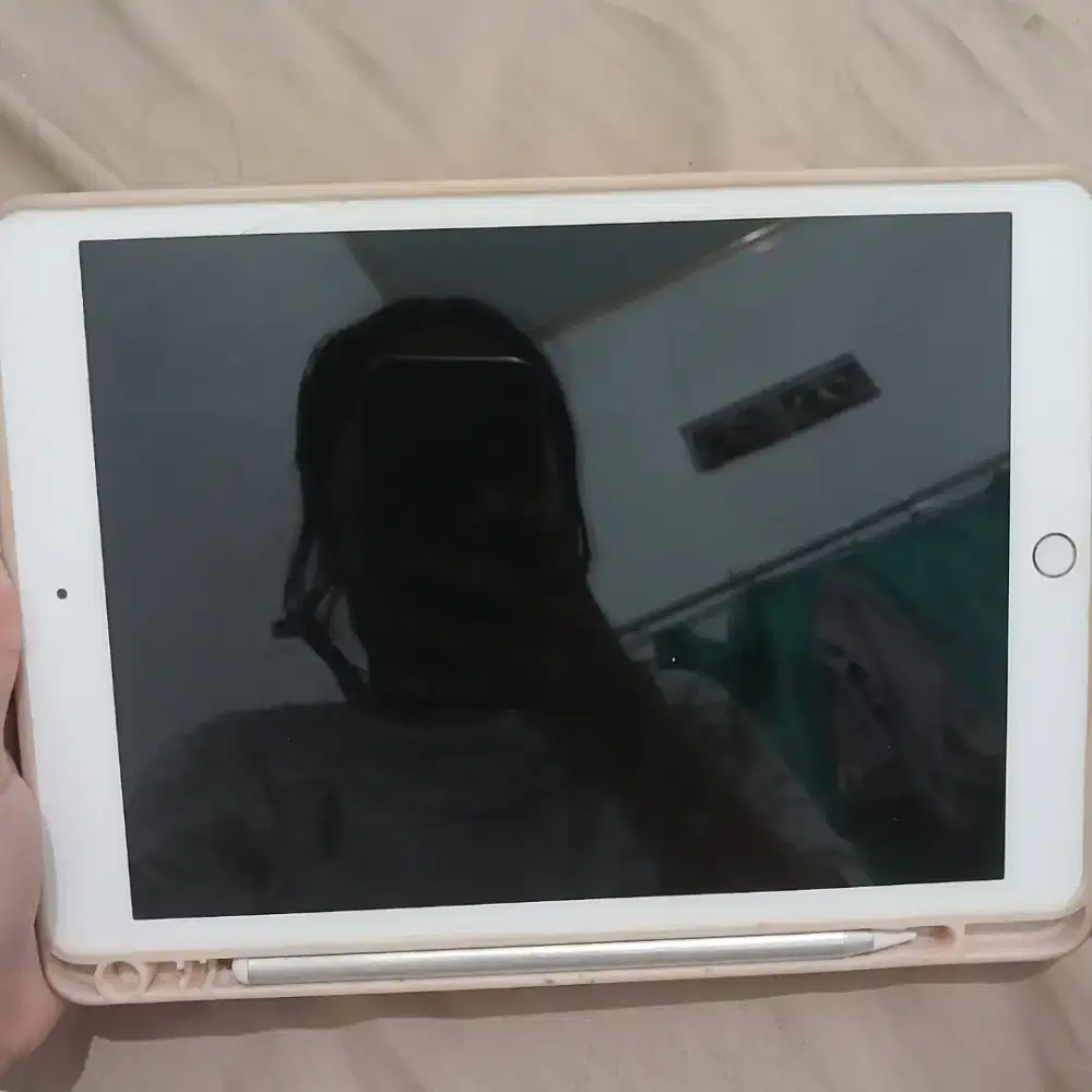 Ipad gen 8 free stylus+case