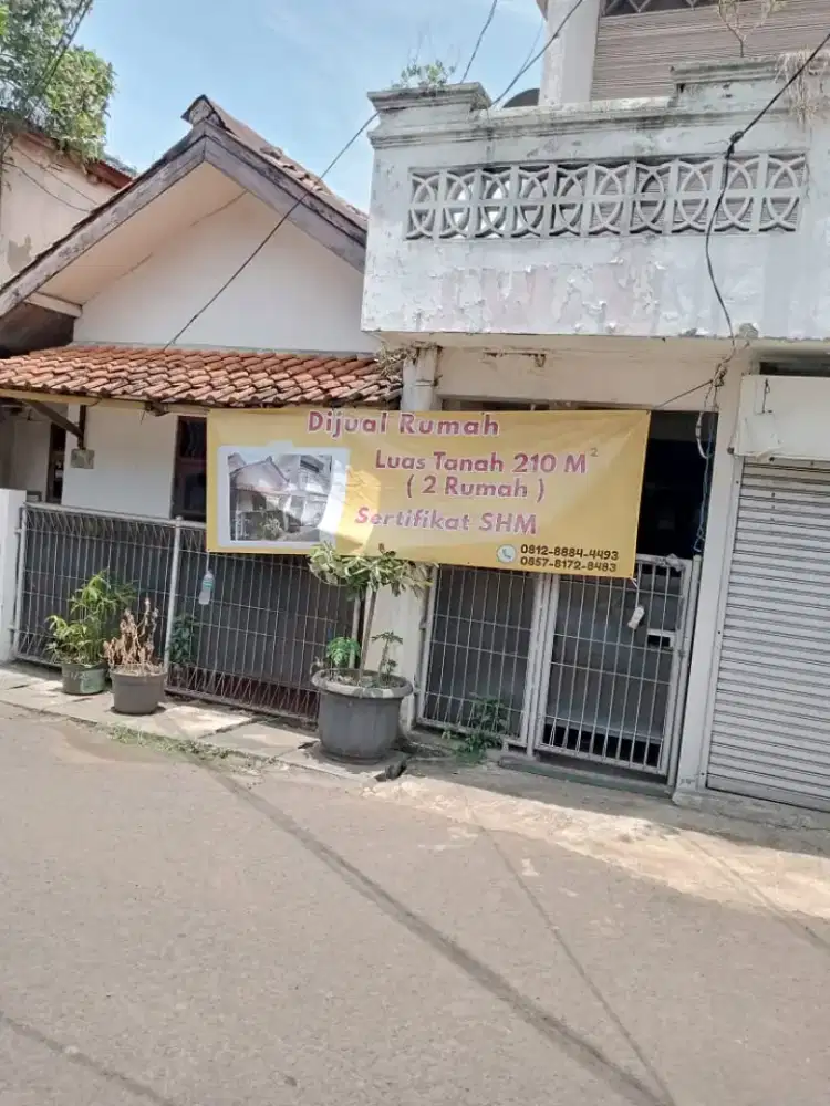 Dijual rumah LT 210m² (2 rumah) lokasi strategis