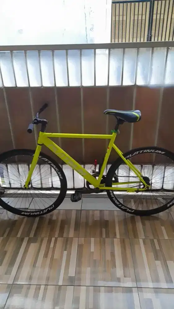 Di jual cepat sepeda fixy..baru 5 bulan pemakaian..masih bagus