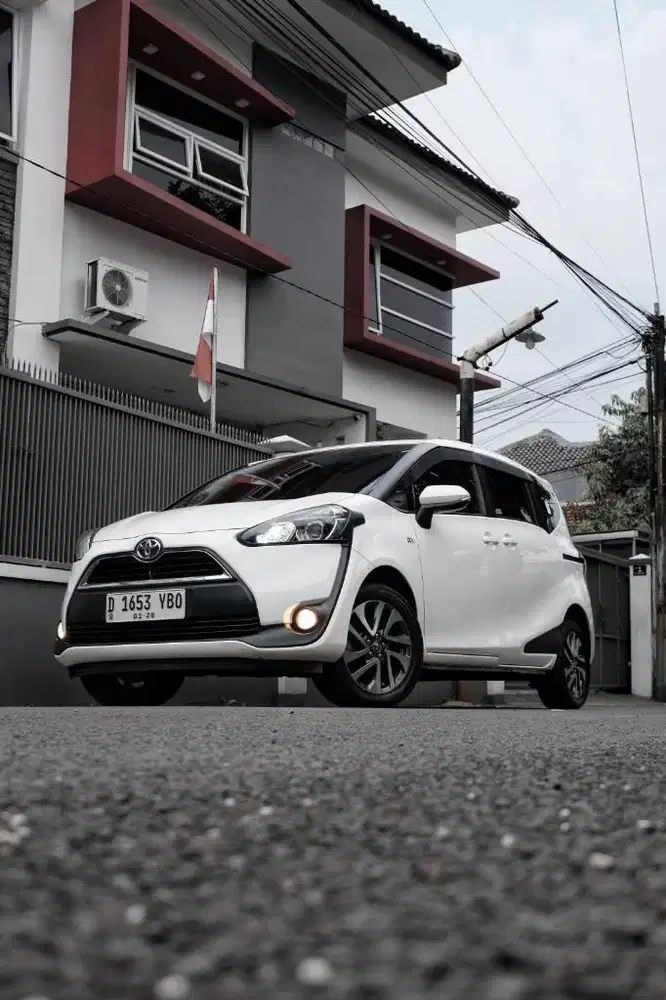 Manual! Toyota Sienta V MT 2017 putih bandung 6speed