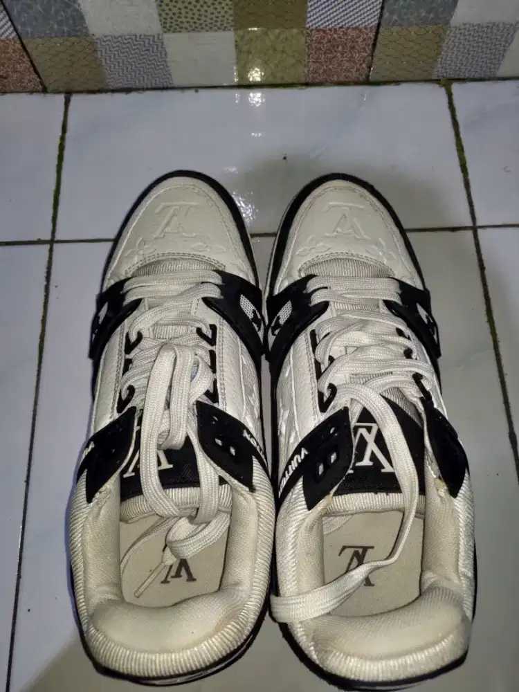 Sepatu Louis Vuitton
