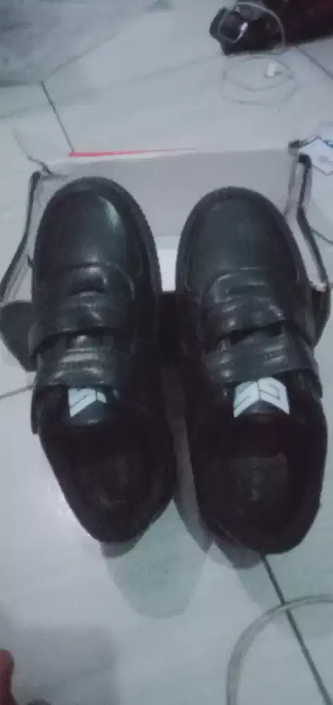 Sepatu baru tinggal pakai