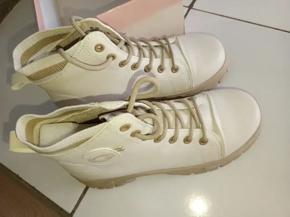 Sepatu dokmar matahari