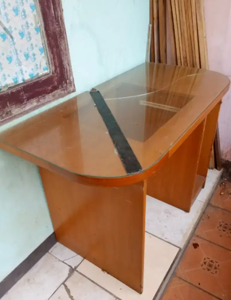 Meja kayu lapis kaca tebal