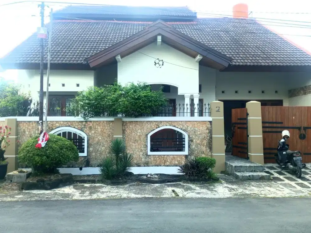 Rumah Bagus Nyaman 150m² Tengah Kota Solo Dekat GOR Manahan