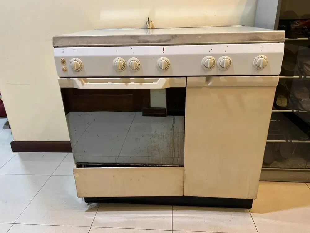 KOKPOR OVEN MERK ARISTON