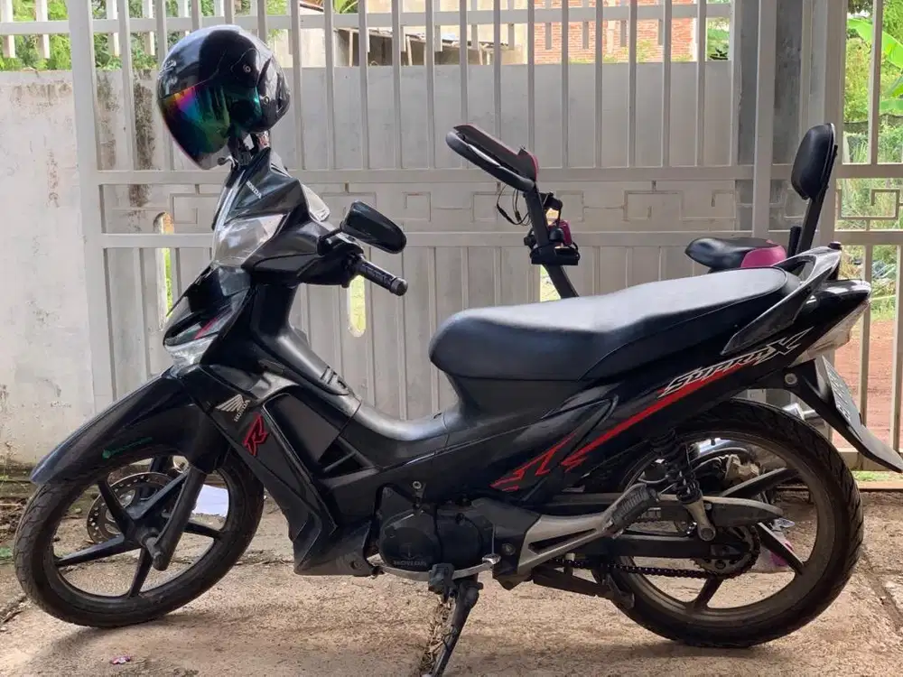 Honda supra 125 hitam
