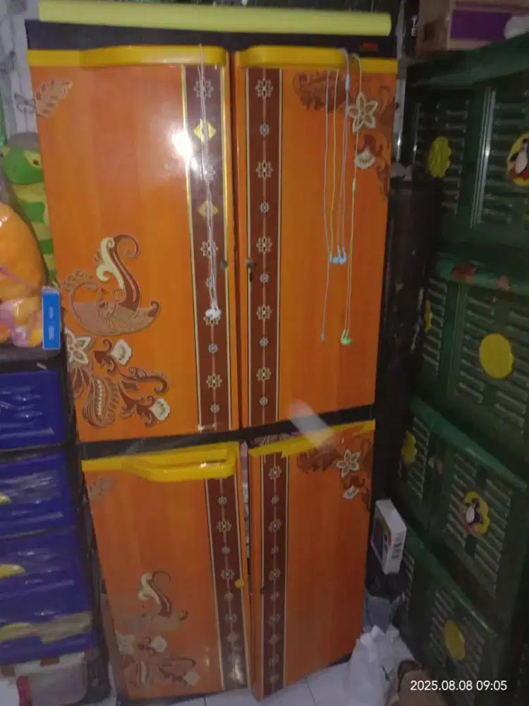 lemari plastik minus foto iklan di akhir