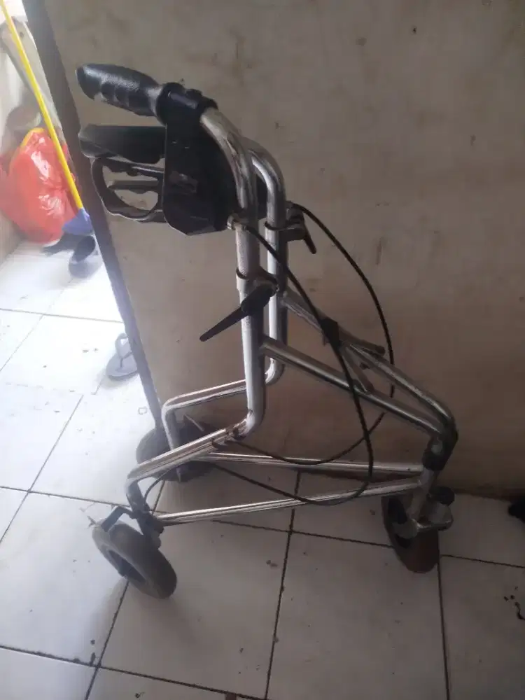 Rollater tongkat bantu jalan berRoda 3 no minus masih baguss bangett