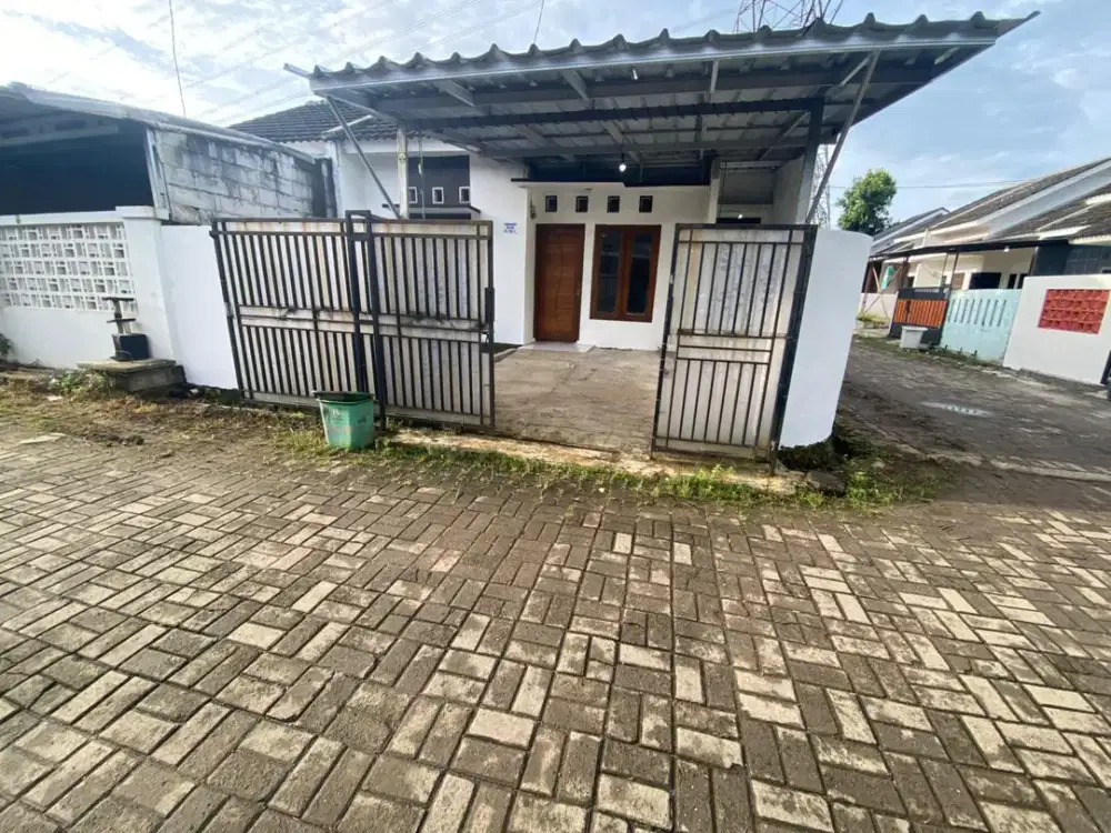 Disewakan murah asal dirawat rumah pojokan hook dengan pagar keliling deket stasiun cisauk mall aeon BSD serpong