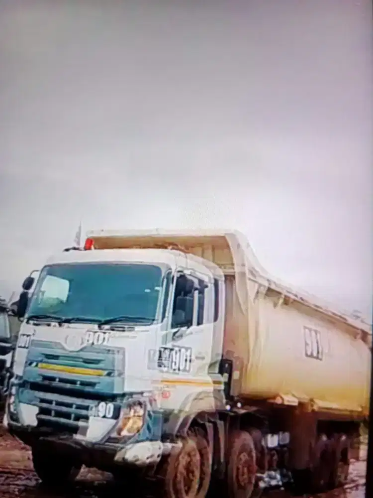 Dump truck UD Nissan tahun 2017