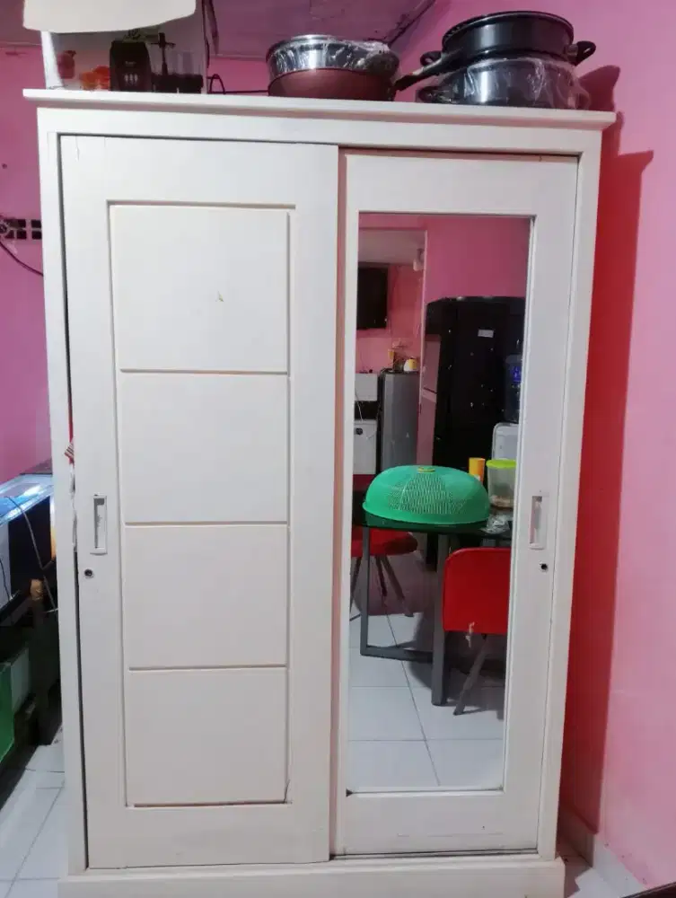 Lemari pakaian kayu