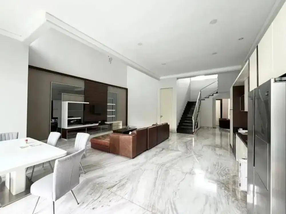 Disewakan rumah Mewah Graha Famili FULL FURNISH, Ada Kolam Renang & Jacuzzi