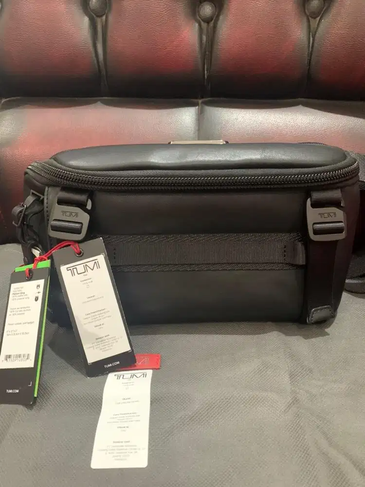 Tumi Platoon Sling Bag Kulit