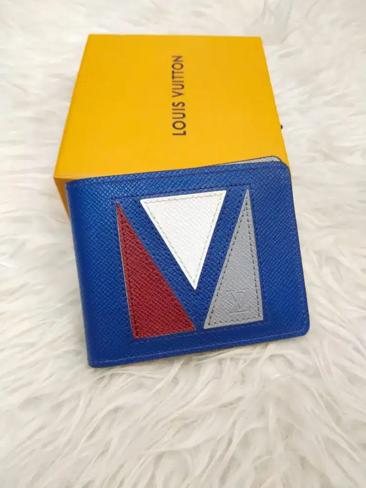 Luxury Louis Vuitton leather wallet very elegance and prestige