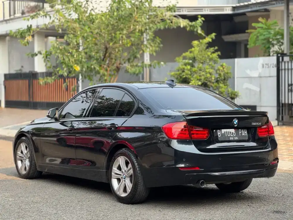BMW 320i Sport F30 AT 2015 Hitam Metalik -Dp 5 jt