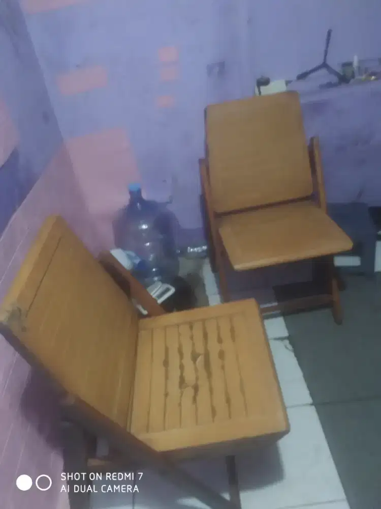 kursi kayu lipat ada 4 unit tengah bolong masih bisa di finishing