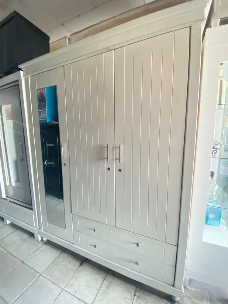 Lemari Pakaian (Tarik)