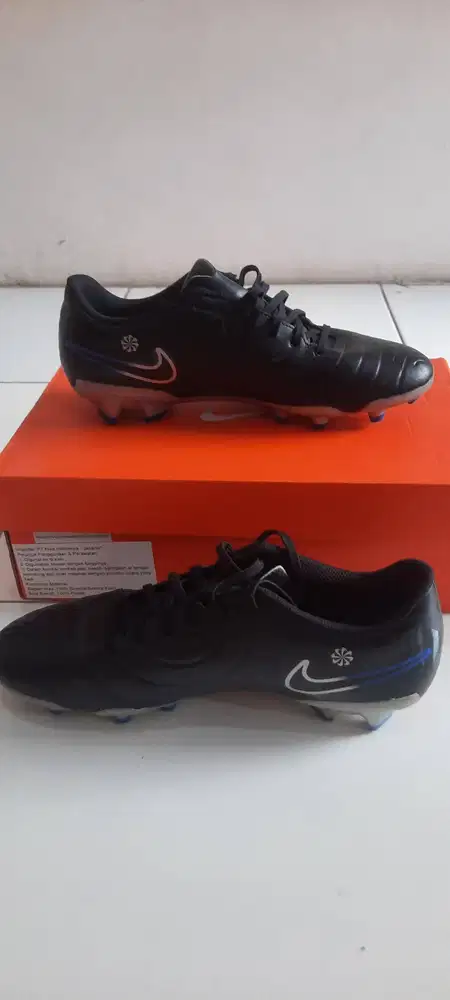 Sepatu bola Nike Legend 10