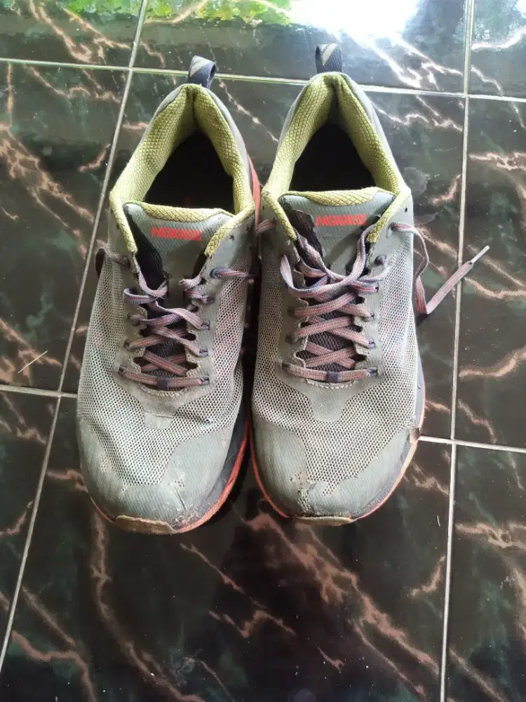 Sepatu merk Hoka ukuran 44