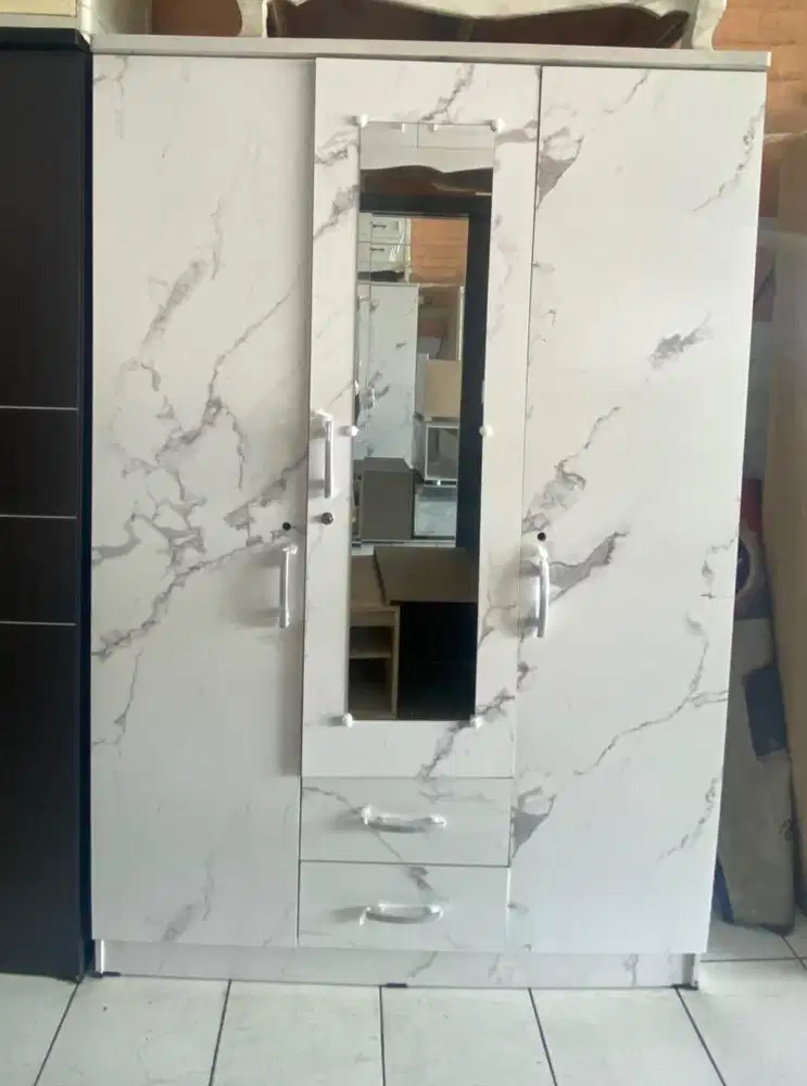 Lemari Pakaian (Tarik)