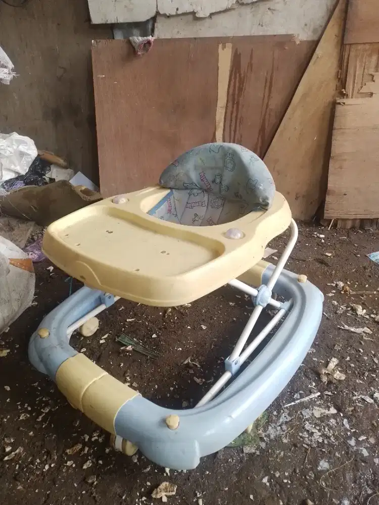 Baby walker bekas merek family