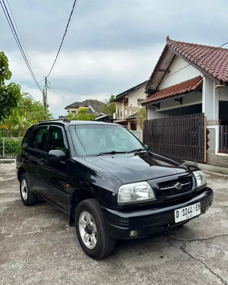 Escudo 1.6 hitam 2004