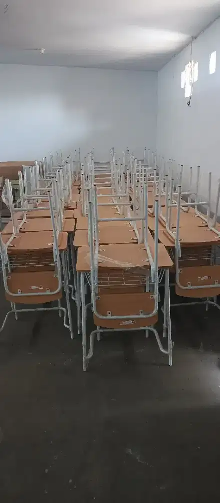 Kursi dan Meja (Training atau Sekolah)
