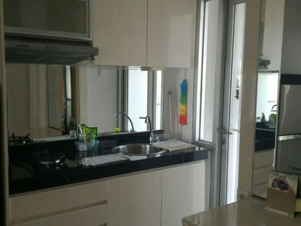 disewa apartemen green lake sunter,2kamar,furnished,siap huni,luas 42,view kolam renang dan danau,hoek