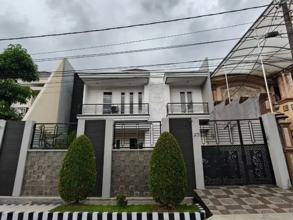 Rumah Dharmahusada Mas di Jalan Boulevard, ADA GARASI