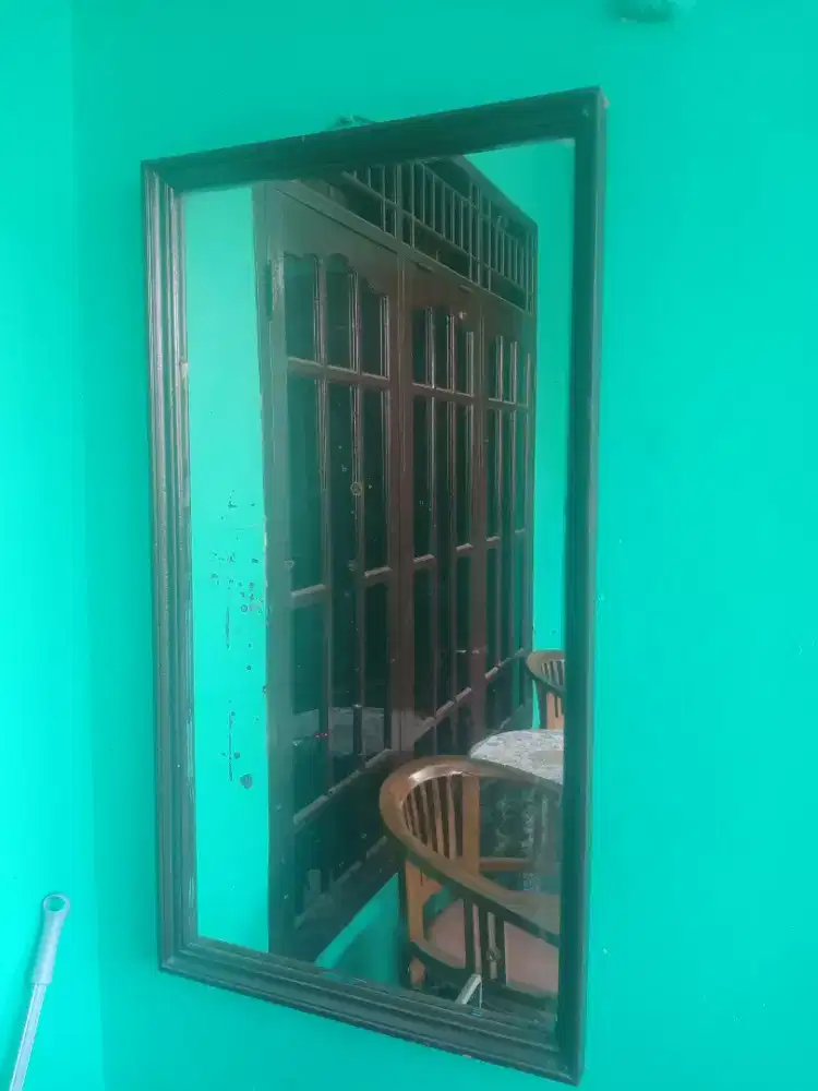 Cermin kaca besar