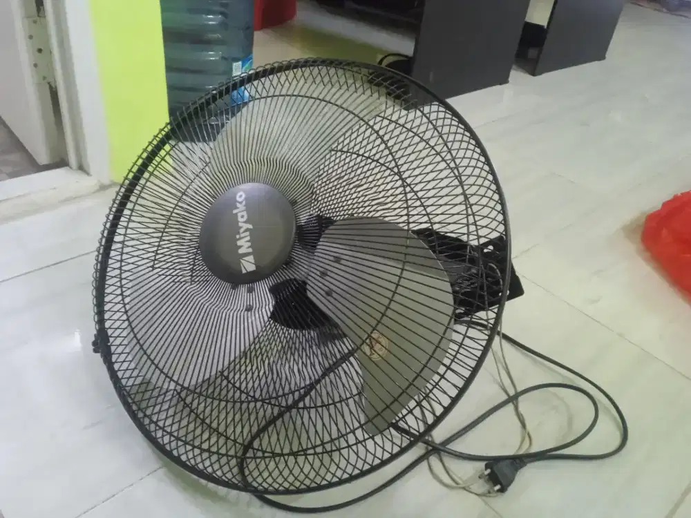 Kipas dinding miyako tornado 18in