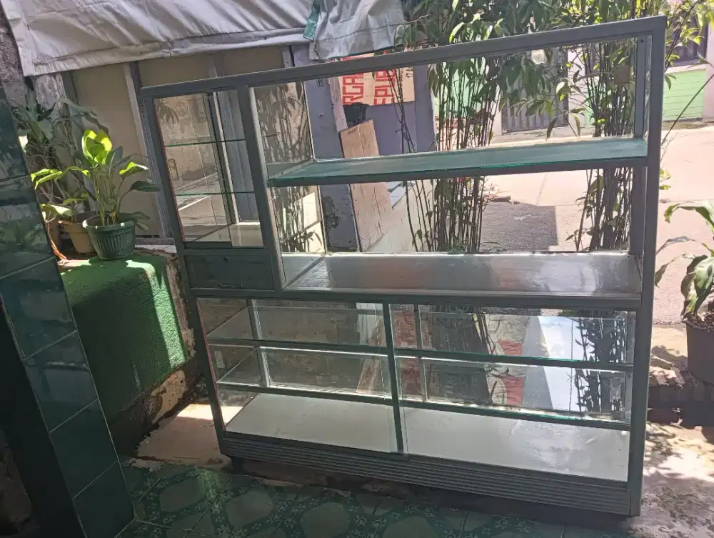 Etalase jualan bekas