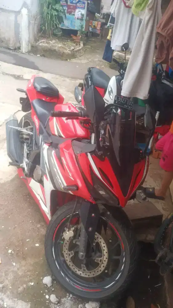 Cbr 150r pemakaian sendiri bodi dan ban mesin masih original