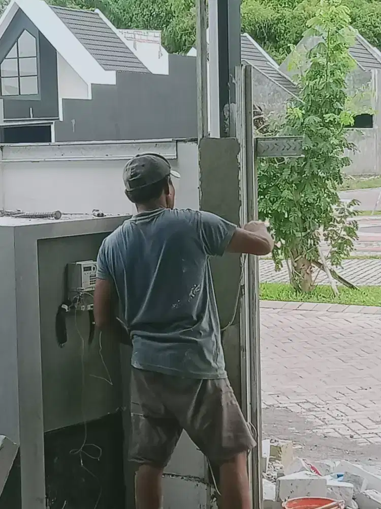 Tukang renovasi bangunan