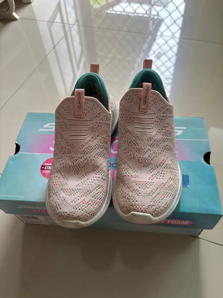 Sepatu anak perempuan skechers