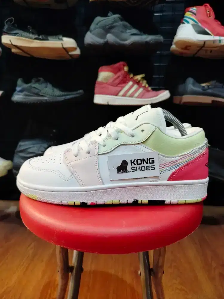 SEPATU AJE LOW GLOW WHITE PINK MULTI