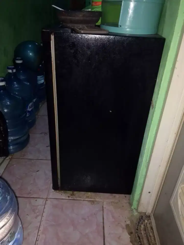 kulkas sayang udah ga di pakai lagi karna udah beli yang baru