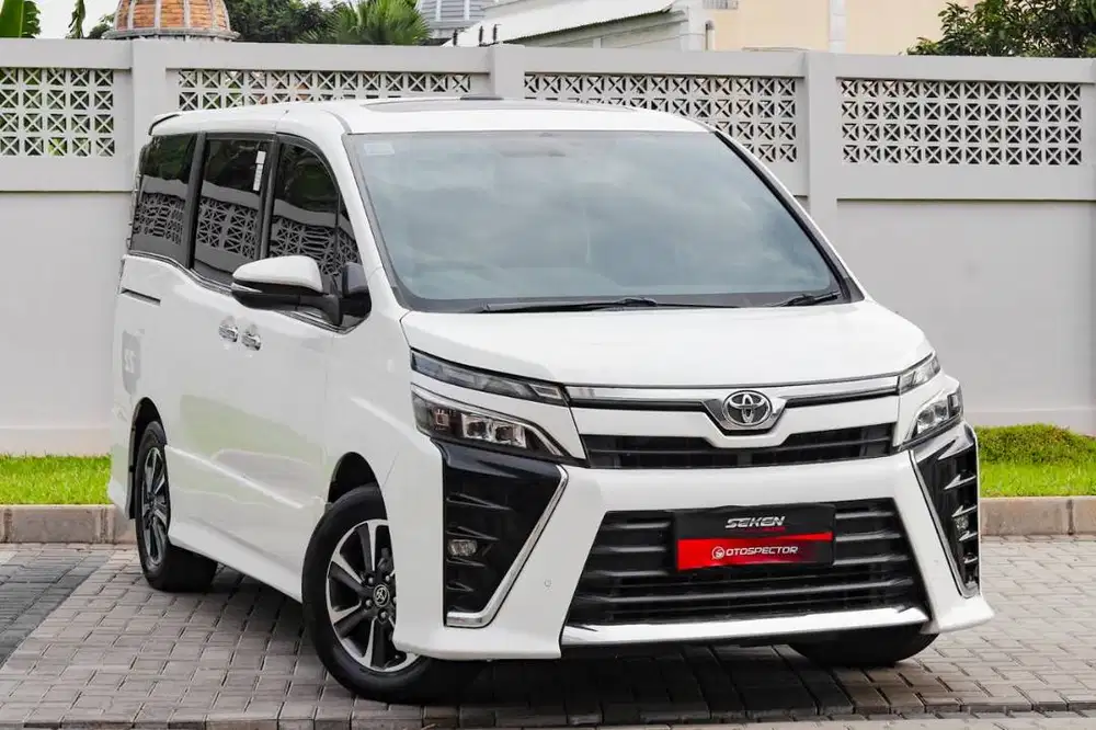 Toyota Voxy 2.0 Sunroof Moonroof AT Matic 2019 Putih Metalik.