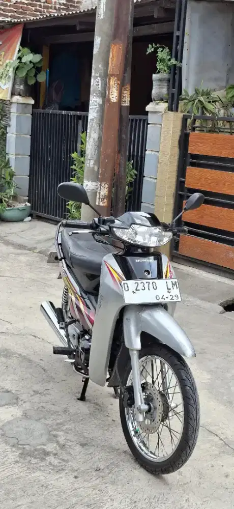 Honda Supra fit 2004
Warna Hitam Silver