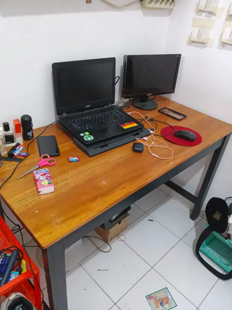 Meja komputer atau meja belajar dari kayu