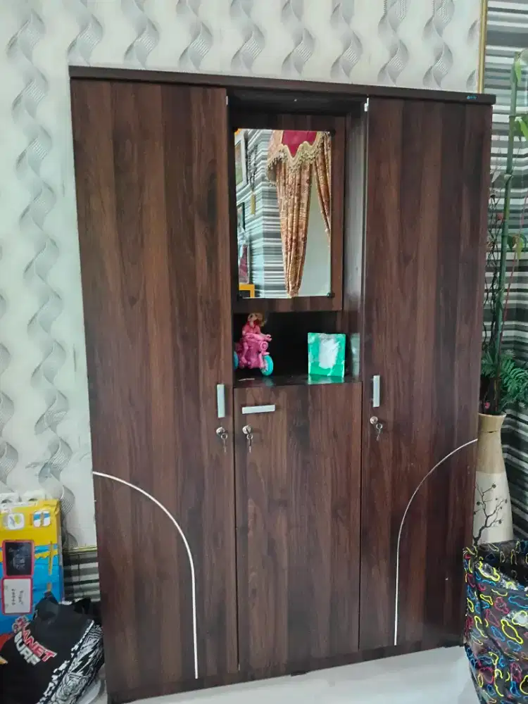 lemari pakaian 3 pintu