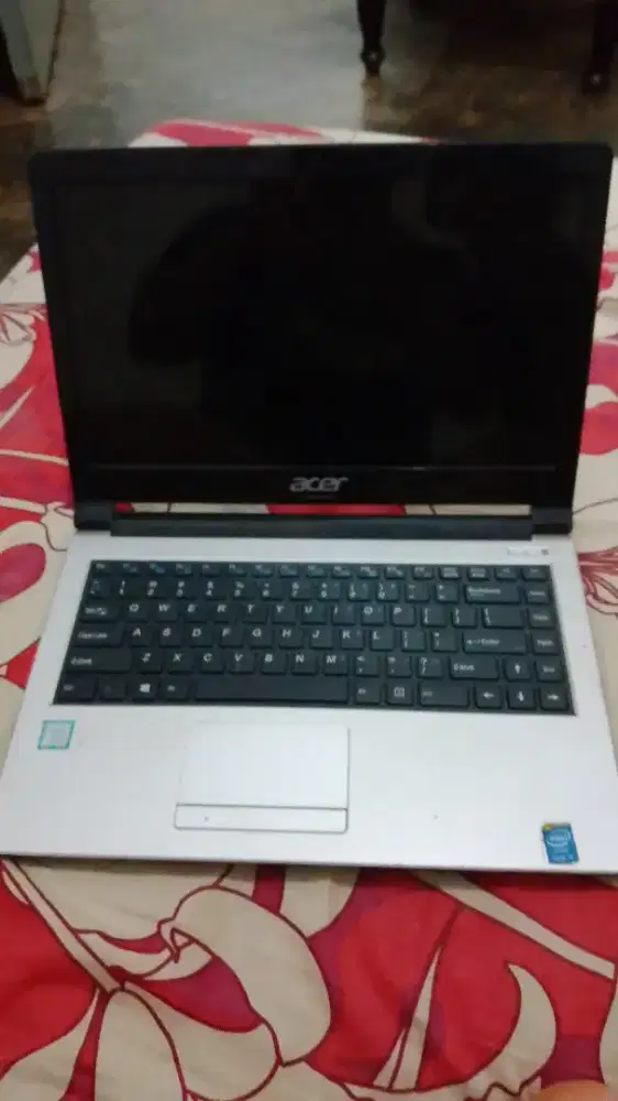 Laptop Acer warna silver tipe Z476