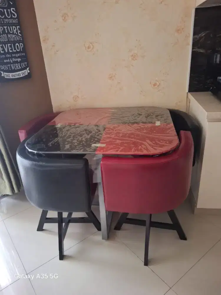 Meja fiber dan 4 buah bangku