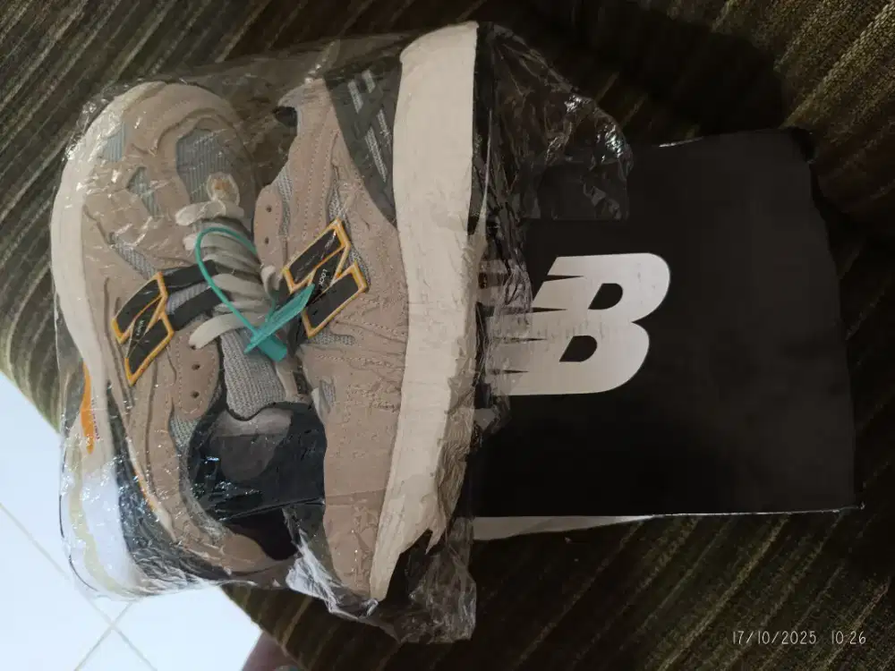 Sepatu sport NB