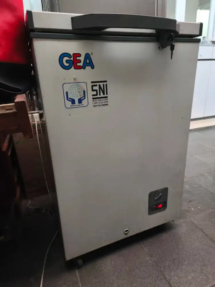 Freezer GEA 100 liter bekas
