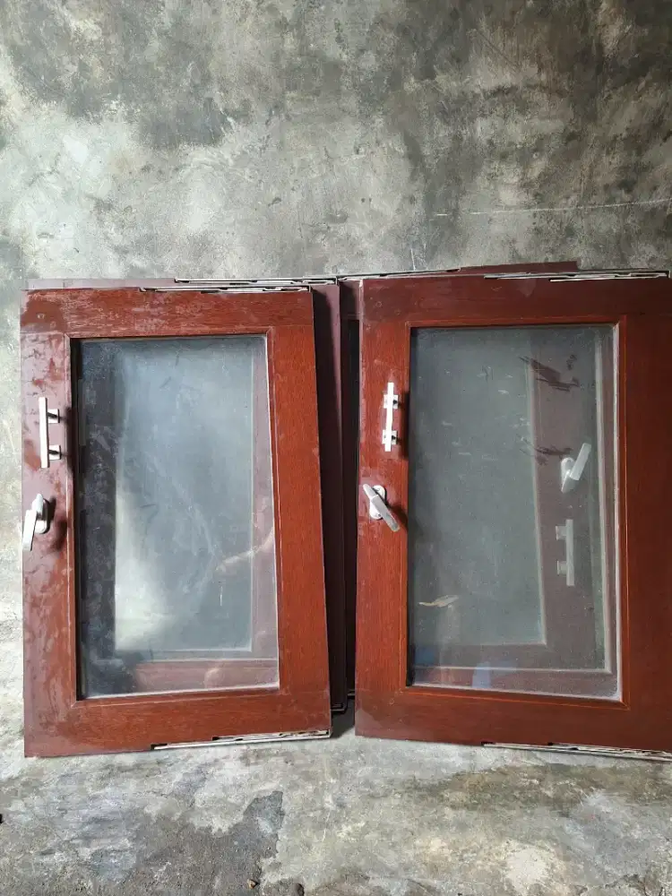 Daun jendela kayu kaca , bahan kayu merbou dengan 3 ukuran