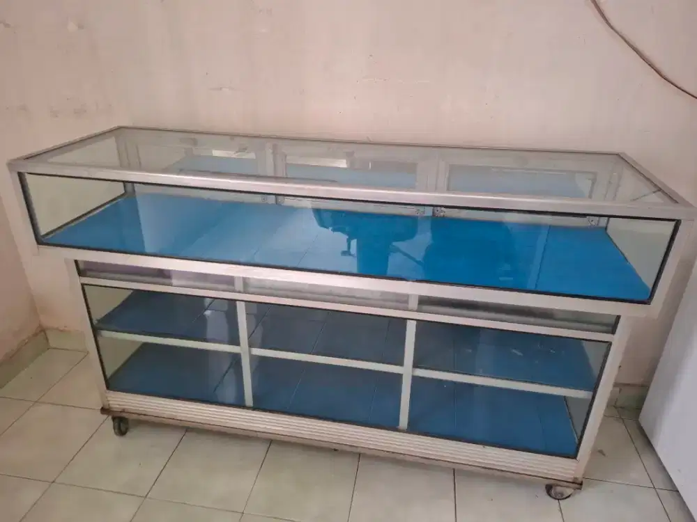 Etalase kaca jualan